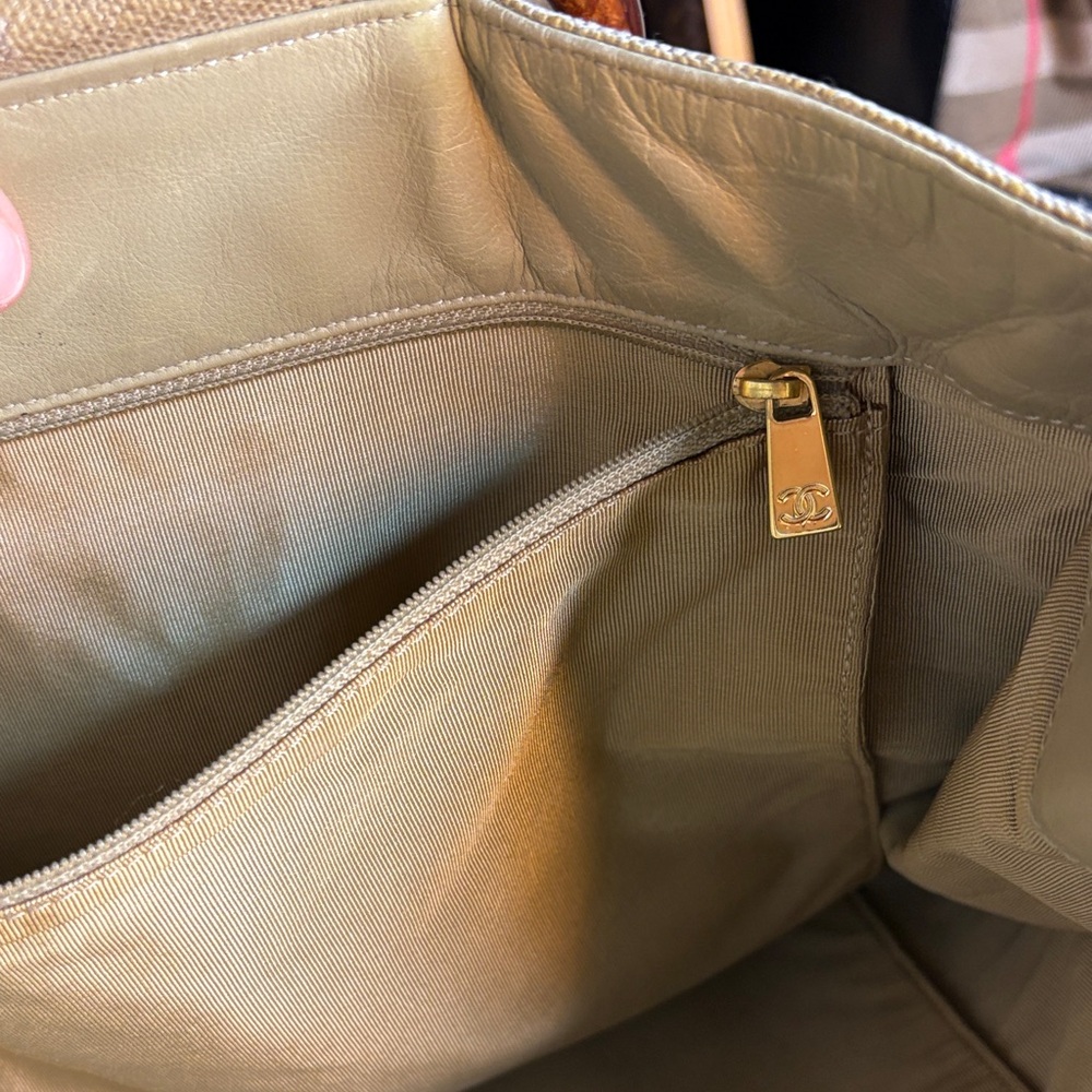 CHANEL Beige Tote with Wooden Handles - Picture 13 of 17